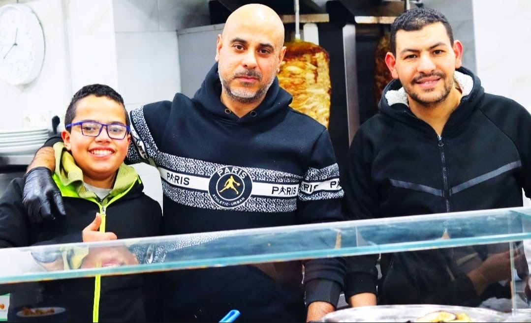Lo staff di Sesamo Pizza Kebab al banco