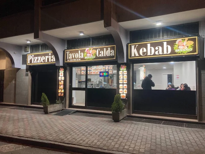 Esterno notturno di Sesamo Pizza Kebab ad Aosta